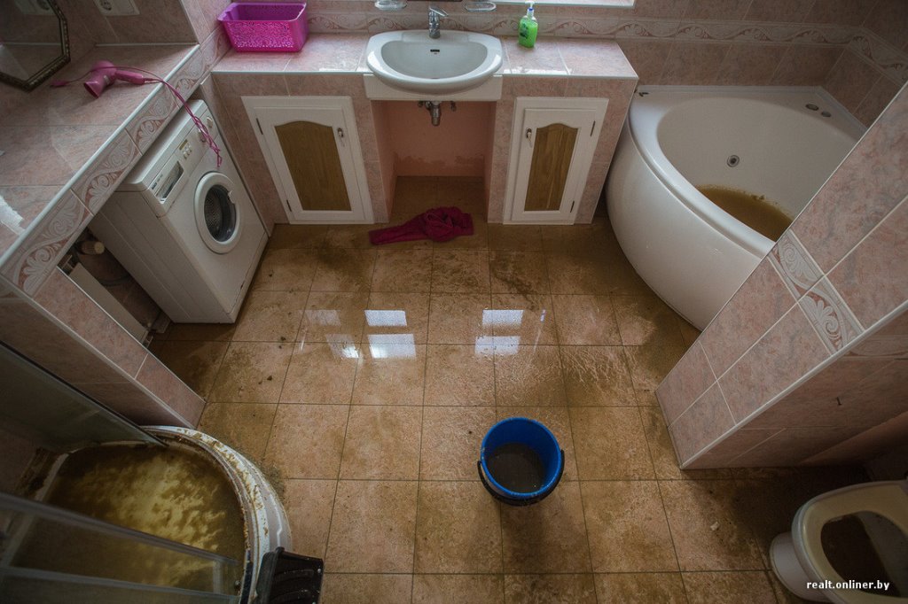 Квартиру брестчанки заливало с 2012 года. За это она отсудила у коммунальщиков 1000 рублей