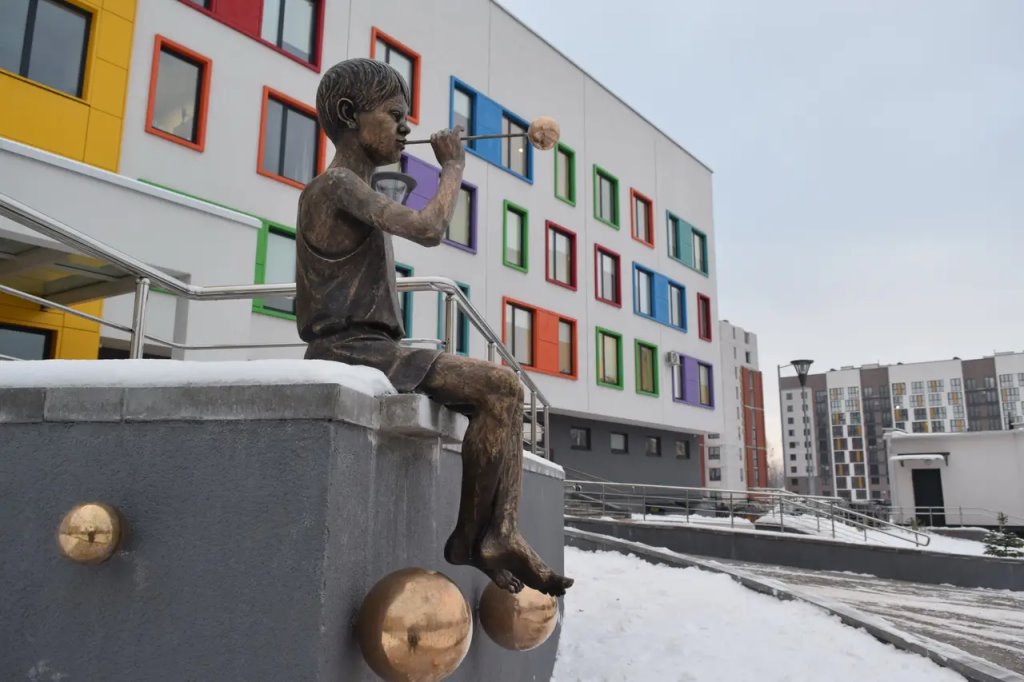 На парадном фасаде новой пристройки Брестской областной детской больницы появилась скульптурная композиция «Мыльные пузыри»