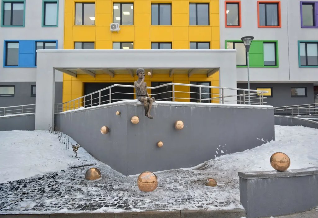 На парадном фасаде новой пристройки Брестской областной детской больницы появилась скульптурная композиция «Мыльные пузыри»