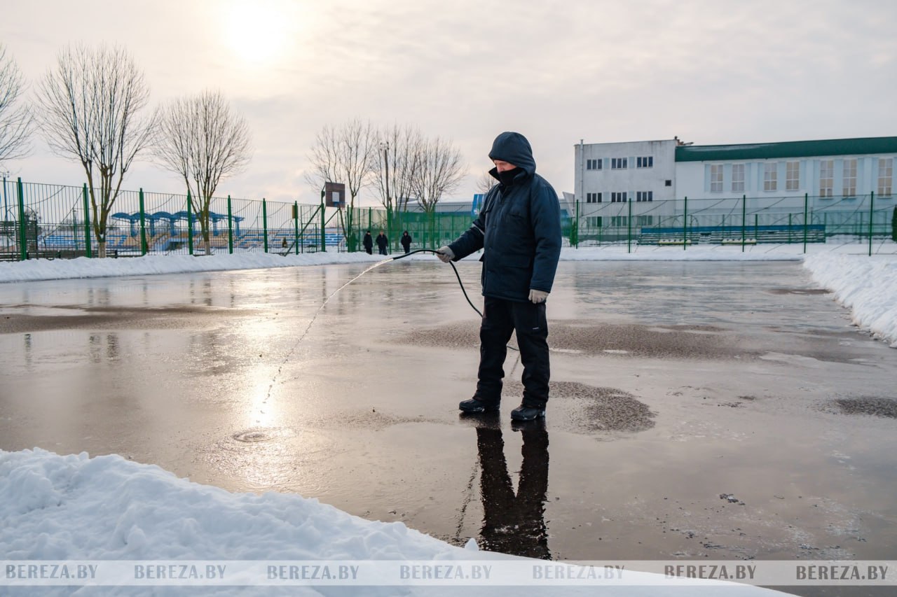 В Березе залили открытый каток