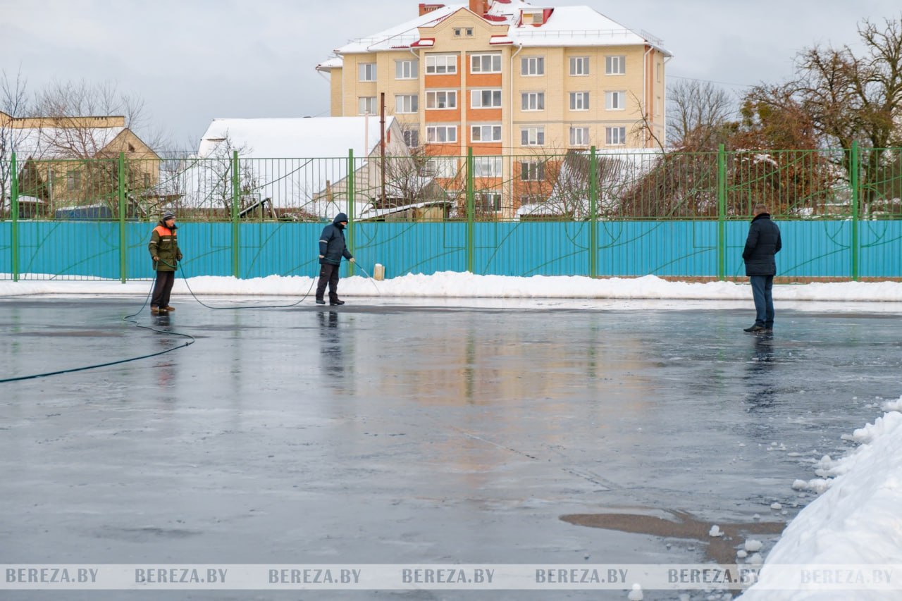 В Березе залили открытый каток