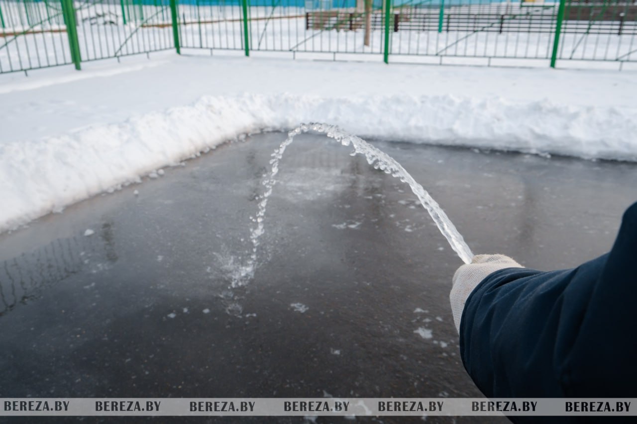 В Березе залили открытый каток