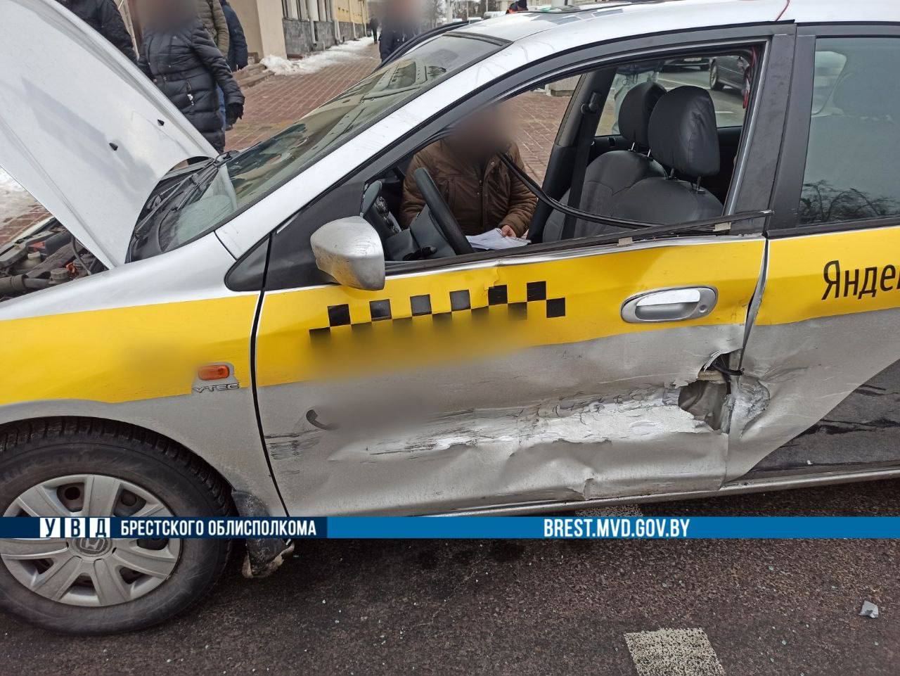Две машины такси столкнулись в Бресте. Подробности ДТП