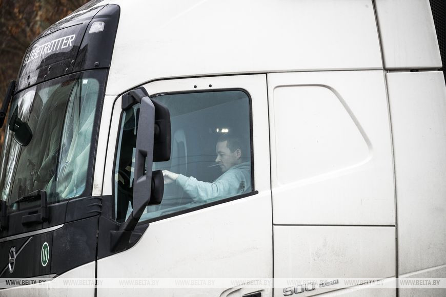 Очередь из фур на подъезде к «Козловичам» растянулась более чем на 30 км