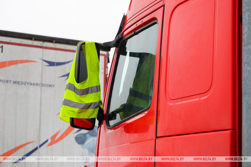 Очередь из фур на подъезде к «Козловичам» растянулась более чем на 30 км