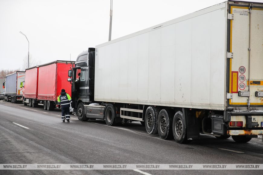 Очередь из фур на подъезде к «Козловичам» растянулась более чем на 30 км