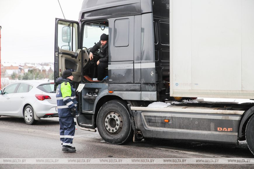 Очередь из фур на подъезде к «Козловичам» растянулась более чем на 30 км