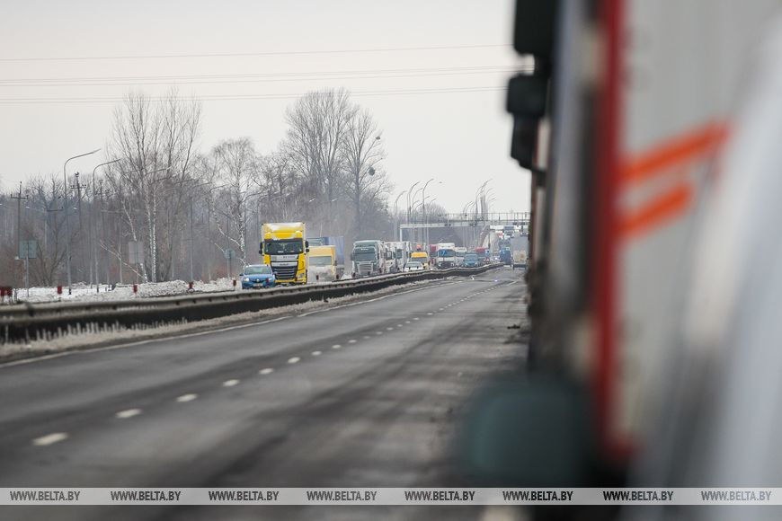 Очередь из фур на подъезде к «Козловичам» растянулась более чем на 30 км