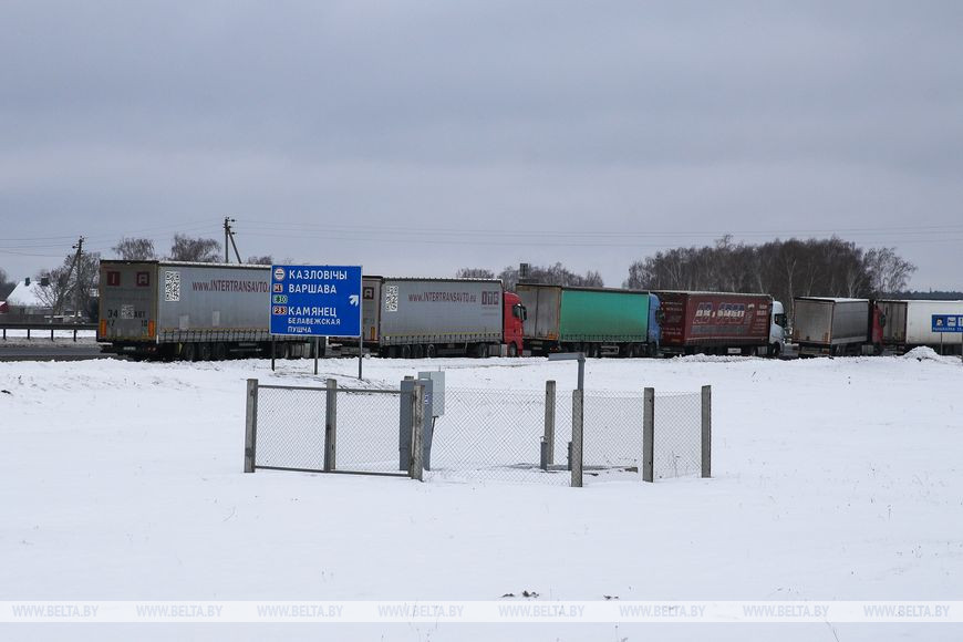 Очередь из фур на подъезде к «Козловичам» растянулась более чем на 30 км