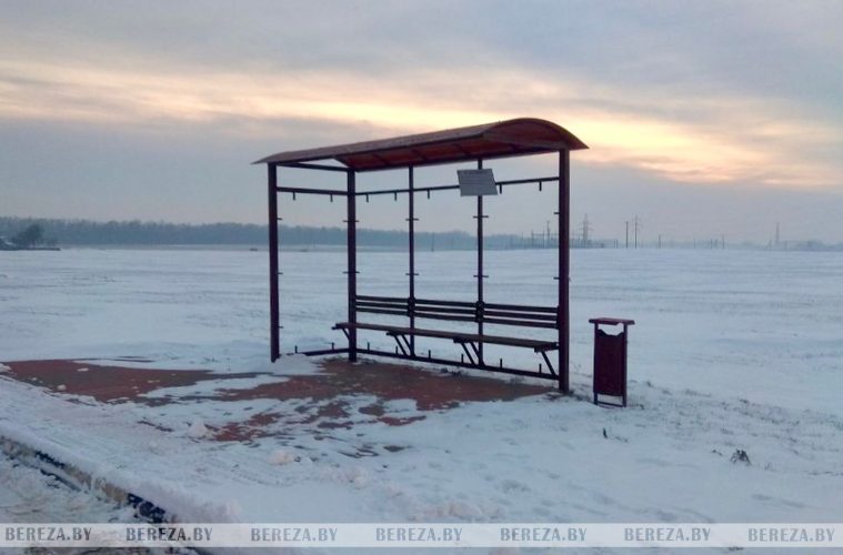 Холод ожидания: вандалы привели в негодность автобусную остановку в Березе