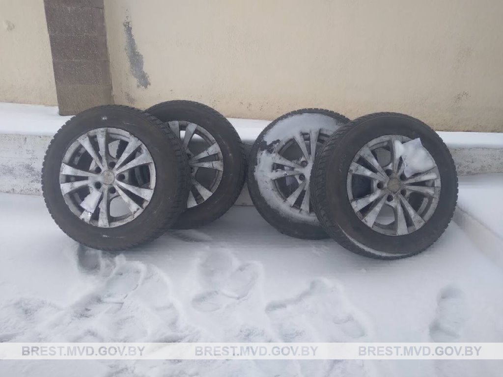 В Ляховичах парень из чужого гаража стащил 4 колеса
