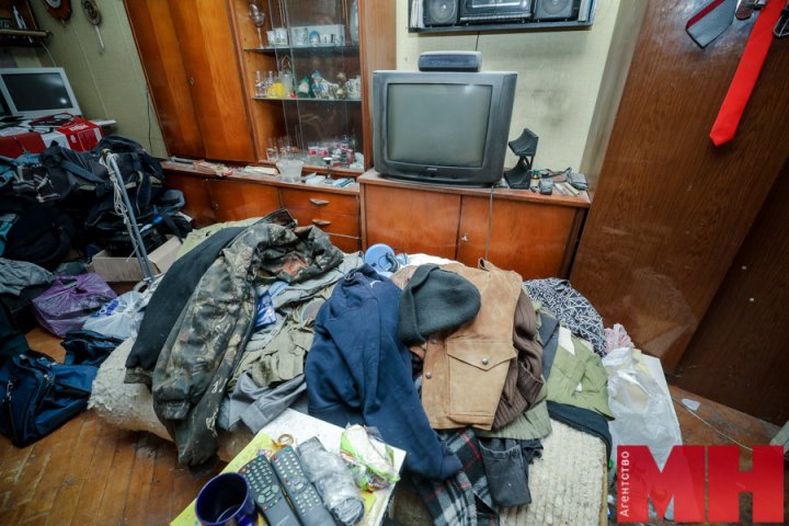 «Она приносит хлам в темное время суток». Как хозяйка квартиры напрягла соседей и ЖЭУ