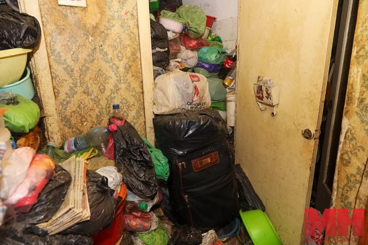 «Она приносит хлам в темное время суток». Как хозяйка квартиры напрягла соседей и ЖЭУ