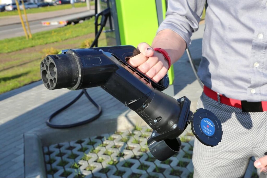 Белорус купил китайский электромобиль, но заряжать на популярных станциях Malanka не может