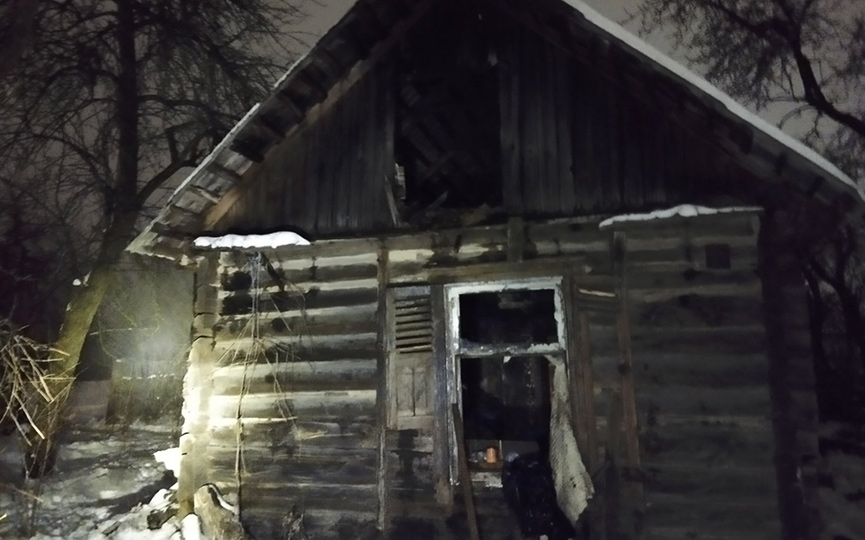 В Барановичах неизвестный мужчина сгорел в нежилом доме. Подробности от МЧС