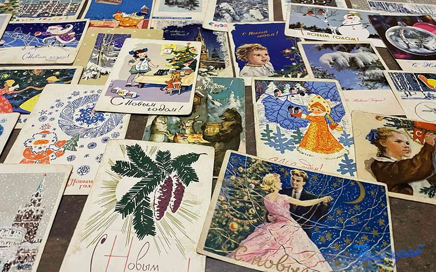 Жительница Барановичей нашла раритетные новогодние открытки у своей бабушки