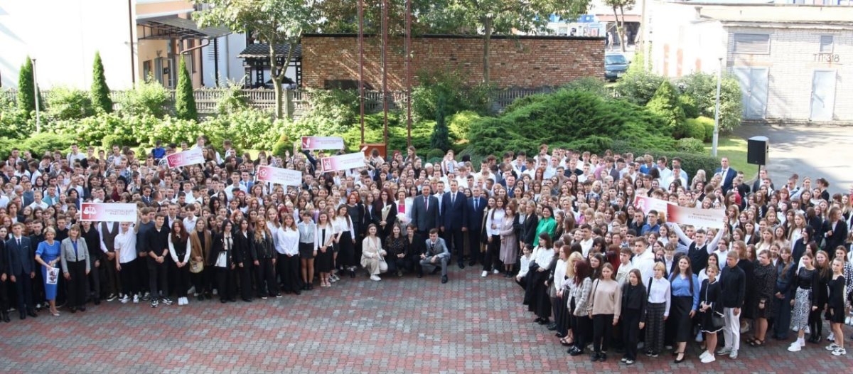 Торжественная линейка «Дорогами мира и созидания к вершинам знаний» состоялась в БрГУ имени А.С. Пушкина