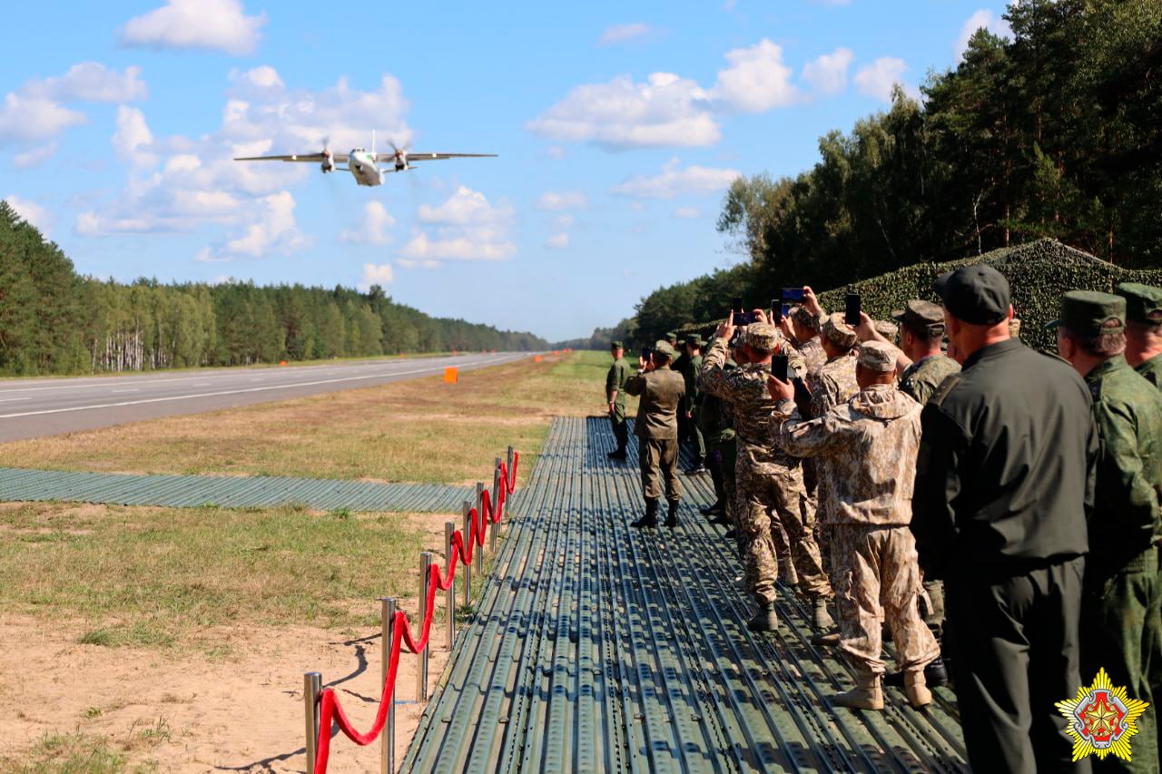 Военные летчики на учении ОДКБ посадили самолеты на трассу М1