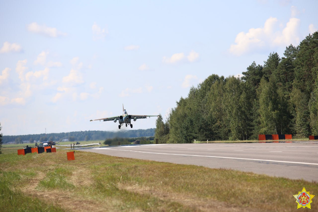 Военные летчики на учении ОДКБ посадили самолеты на трассу М1