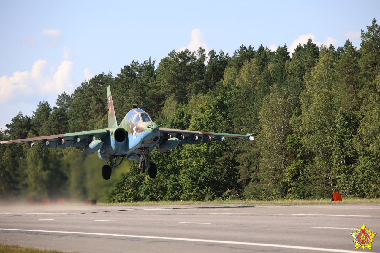 Военные летчики на учении ОДКБ посадили самолеты на трассу М1