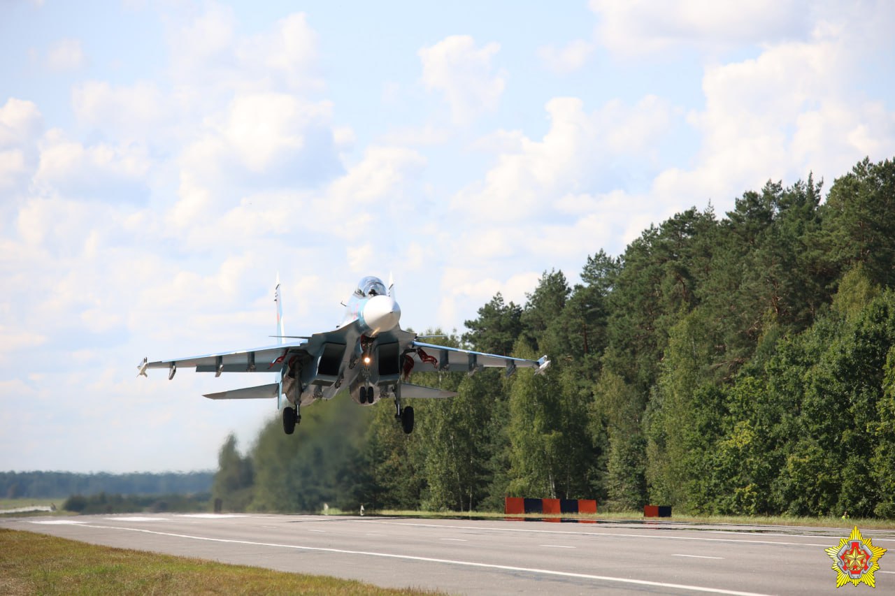 Военные летчики на учении ОДКБ посадили самолеты на трассу М1