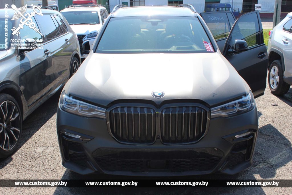 Семь недешевых авто пытались ввезти в Беларусь, занизив стоимость почти в два раза