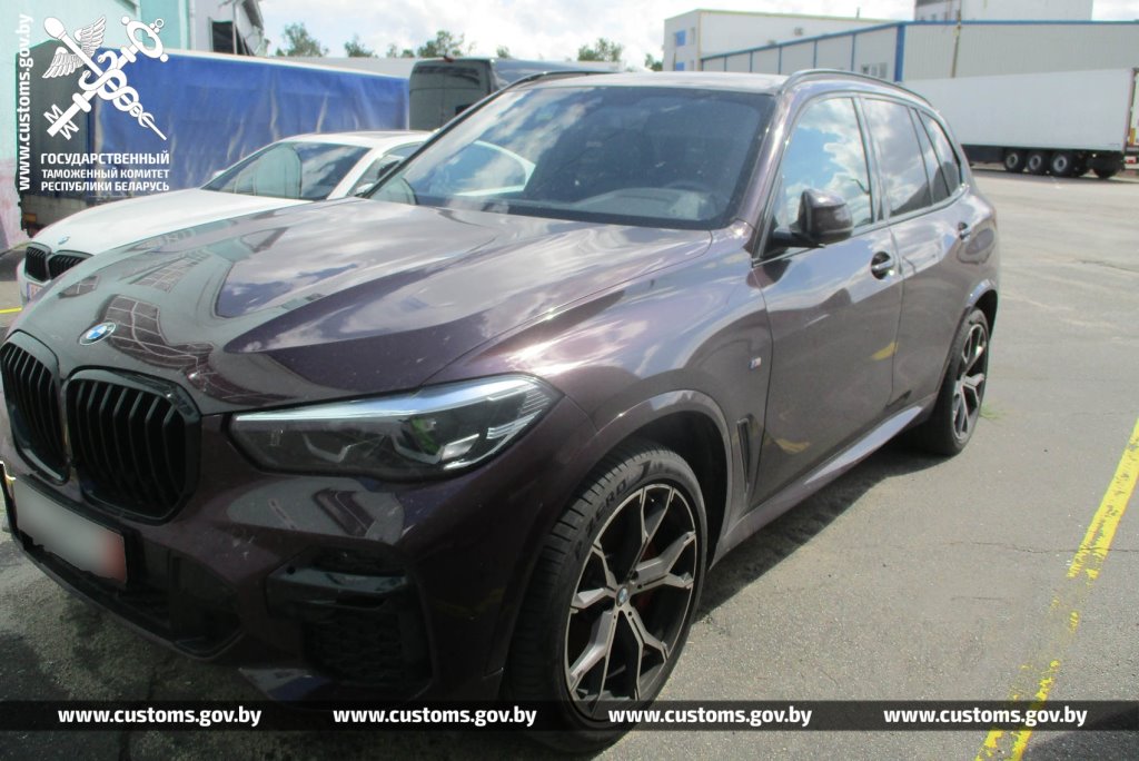 Семь недешевых авто пытались ввезти в Беларусь, занизив стоимость почти в два раза
