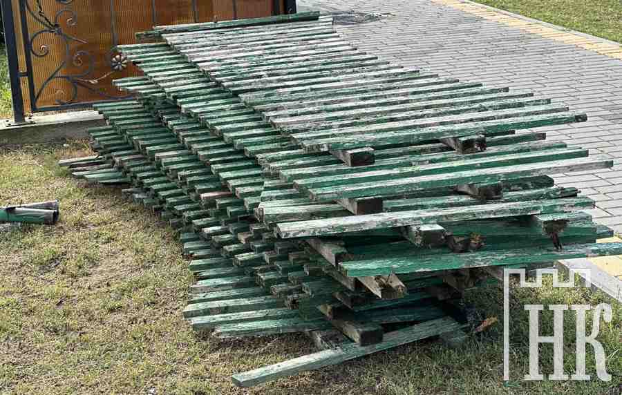 В Каменце коммунальники начали снос заборов в частном секторе. А кто поставит новые?