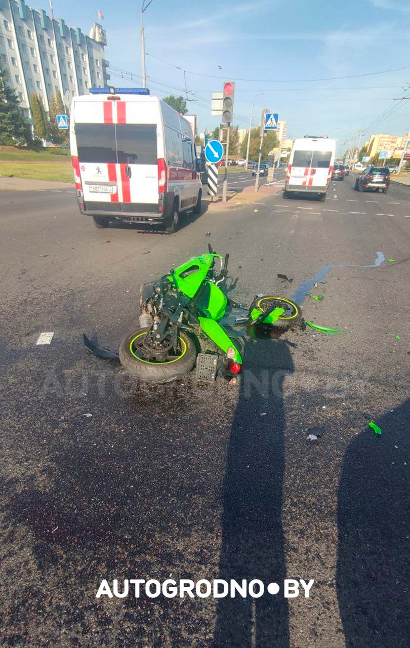 Видео аварии с мотоциклистом в Гродно