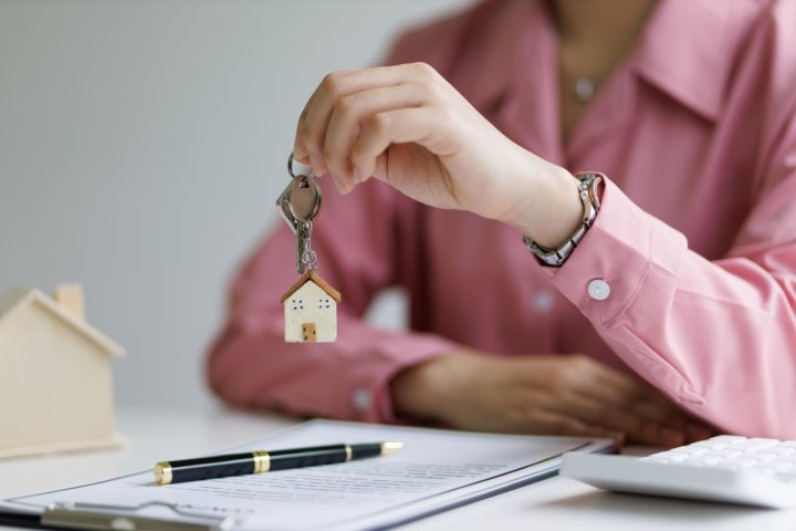 Белоруска, обманутая мошенником, отказалась освобождать проданную квартиру и пошла в суд. Что из этого вышло?