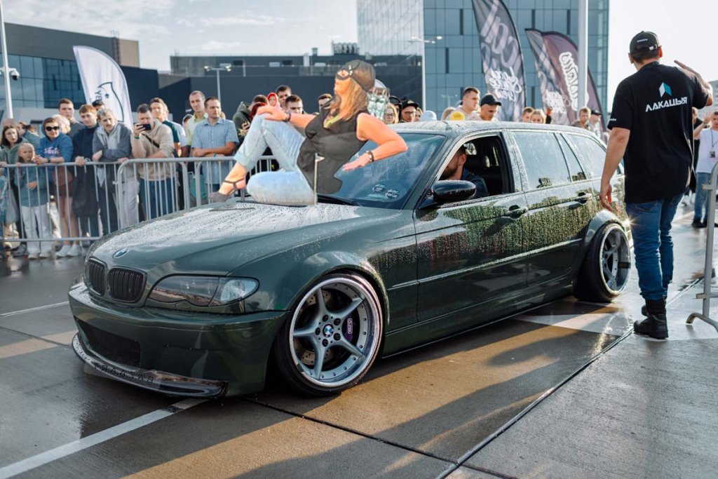 «Женщина-кошка» из Минска стала мемом. В автомобильных пабликах «пожар»