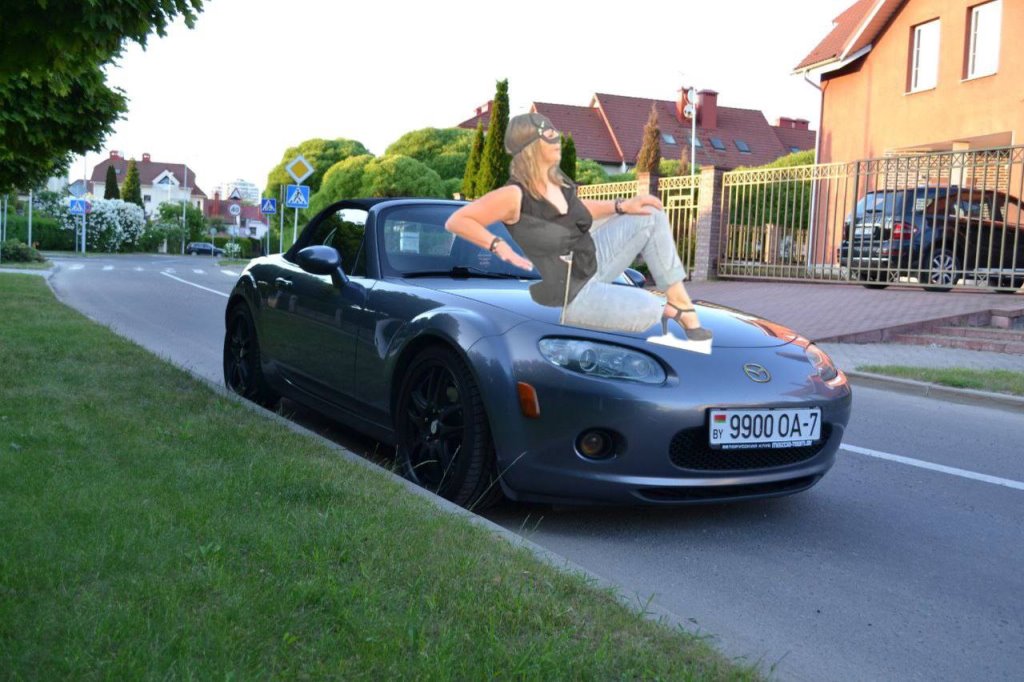 «Женщина-кошка» из Минска стала мемом. В автомобильных пабликах «пожар»