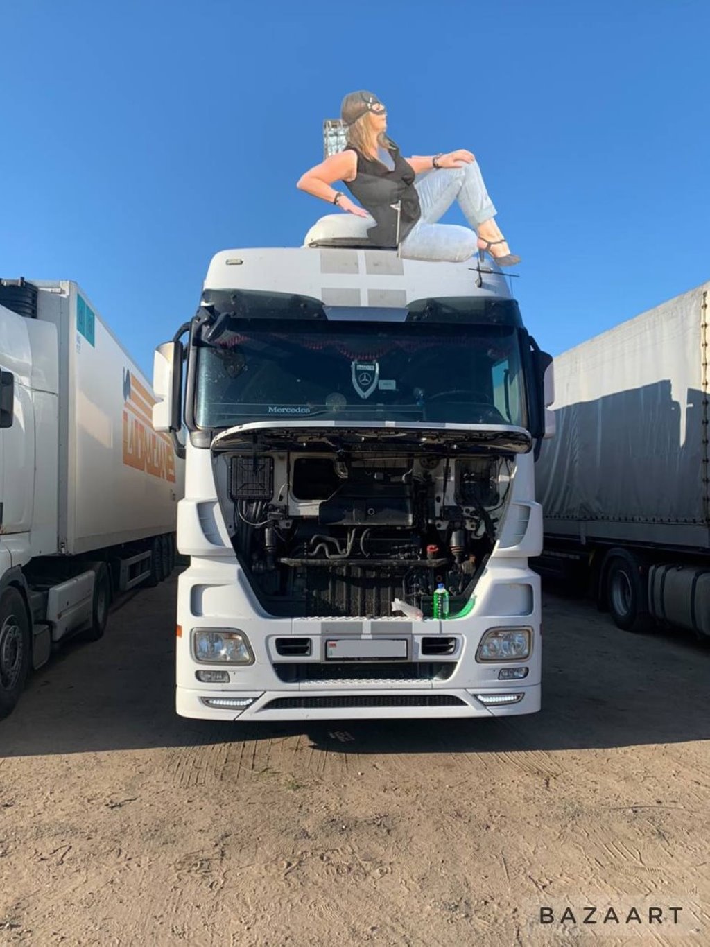 «Женщина-кошка» из Минска стала мемом. В автомобильных пабликах «пожар»