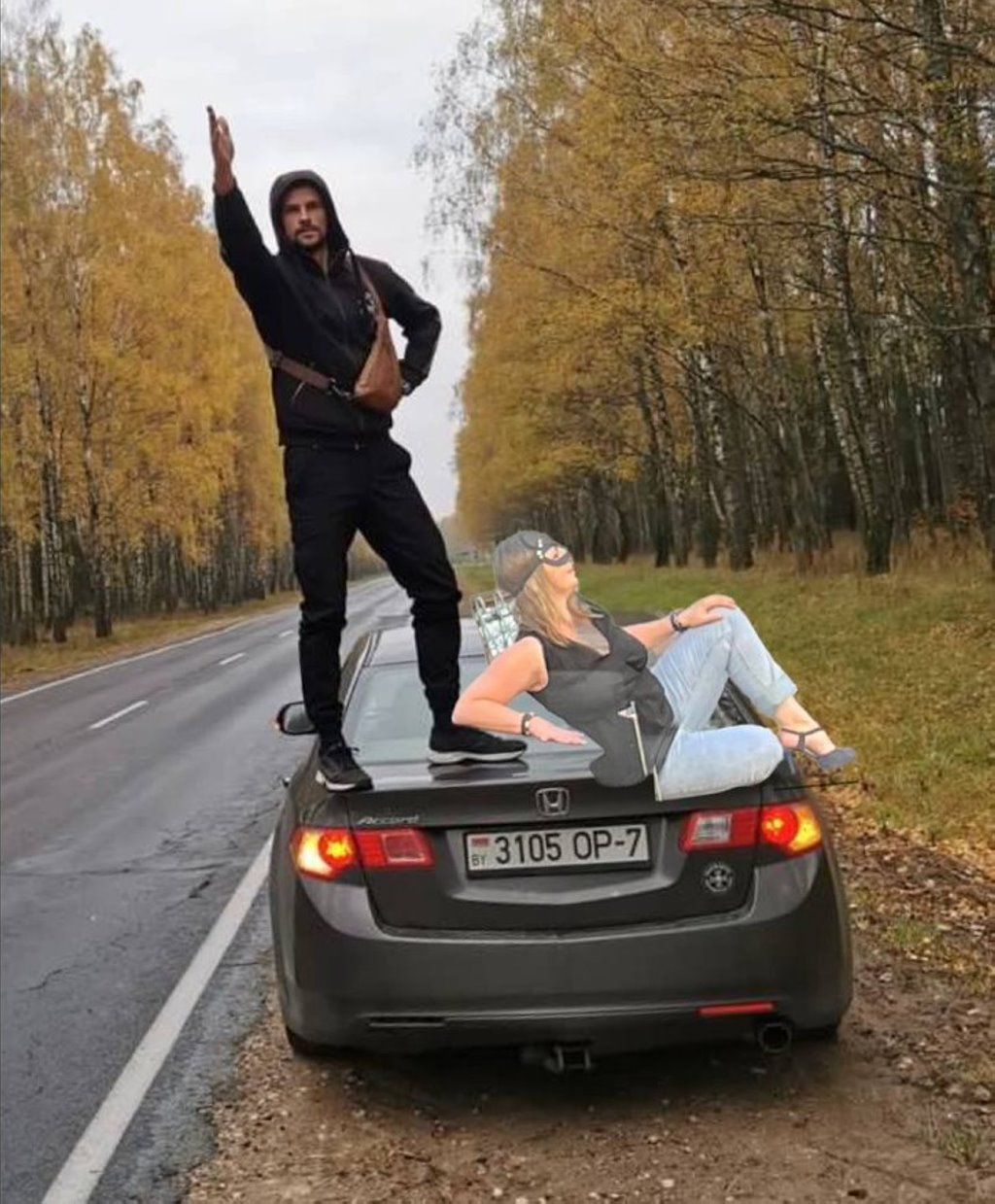 «Женщина-кошка» из Минска стала мемом. В автомобильных пабликах «пожар»