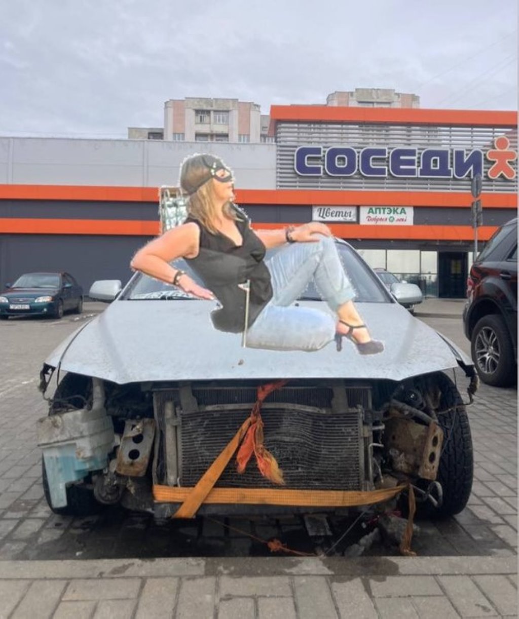 «Женщина-кошка» из Минска стала мемом. В автомобильных пабликах «пожар»