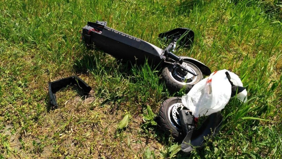 Белорус на электросамокате врезался в дерево