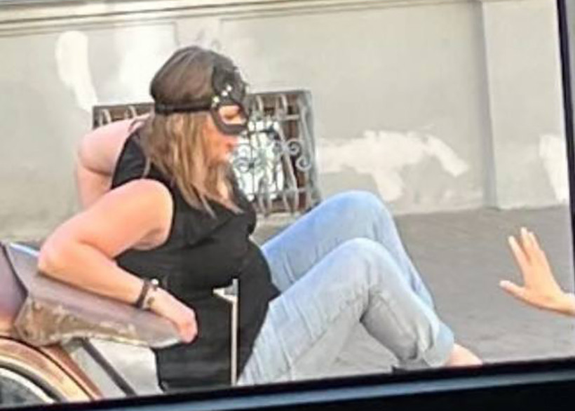 В Минске девушка ради фото посидела на капоте раритетного DeSoto 1948 года выпуска — и оставила после себя огромную вмятину