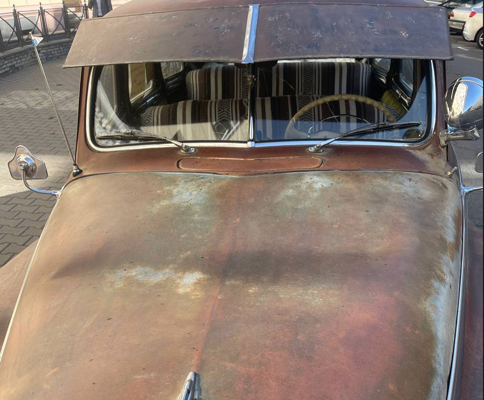 В Минске девушка ради фото посидела на капоте раритетного DeSoto 1948 года выпуска — и оставила после себя огромную вмятину