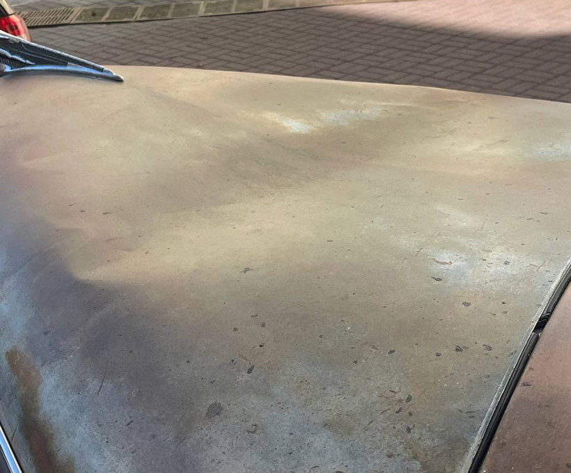 В Минске девушка ради фото посидела на капоте раритетного DeSoto 1948 года выпуска — и оставила после себя огромную вмятину