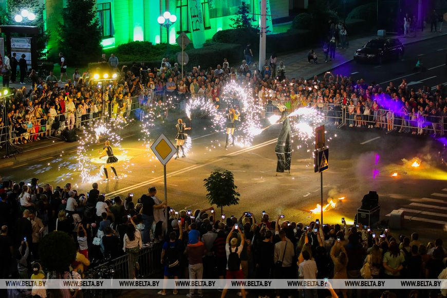 Рок-опера и огневое шоу: в Бресте открылся XXVII театральный фестиваль «Белая вежа»