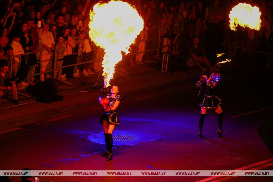 Рок-опера и огневое шоу: в Бресте открылся XXVII театральный фестиваль «Белая вежа»