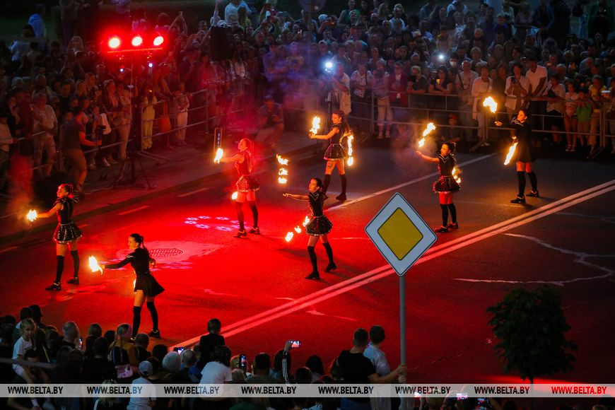 Рок-опера и огневое шоу: в Бресте открылся XXVII театральный фестиваль «Белая вежа»