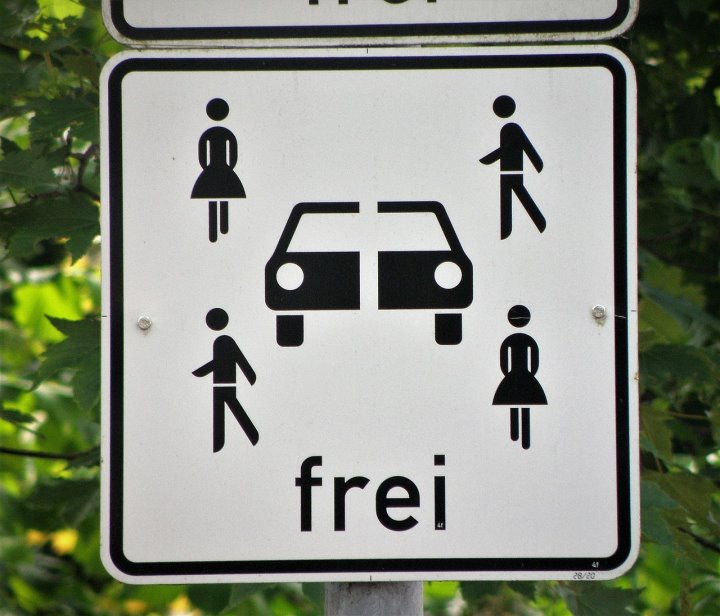 В Германии ставят новый странный знак. Угадайте, что означает?