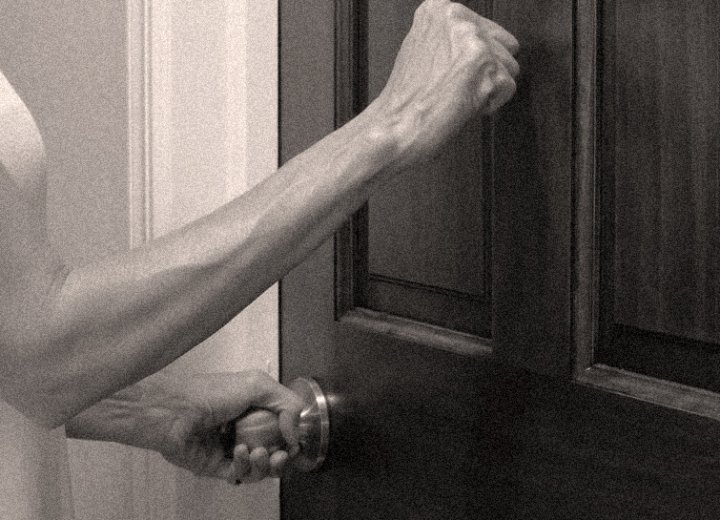 Не выпускала 3,5 часа: в Могилеве женщина заперла в квартире учительницу и беременного психолога, которые пришли проведать ученика