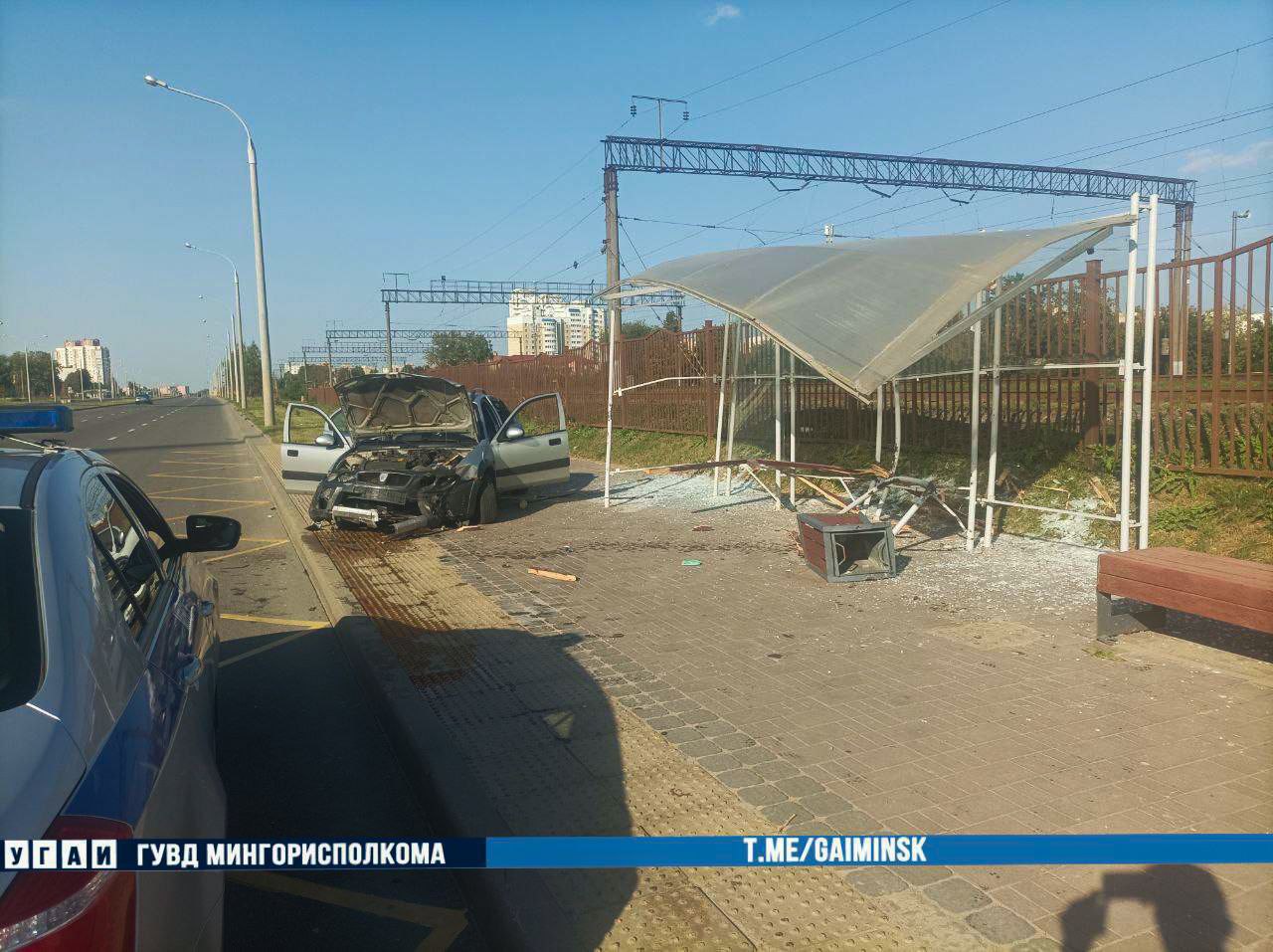 Из-за кошки водитель Rover разнес остановку в Минске