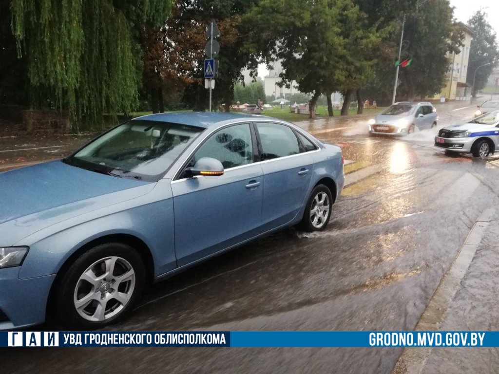 Подросток на велосипеде не смог остановиться перед переходом и въехал в автомобиль