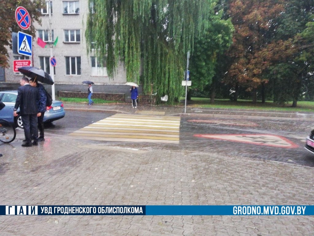 Подросток на велосипеде не смог остановиться перед переходом и въехал в автомобиль