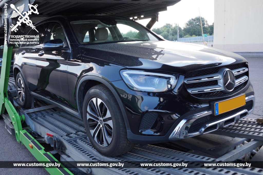 Стоимость этих Lexus и Mercedes в таможенных документах занизили вдвое. Что теперь будет с перевозчиками?