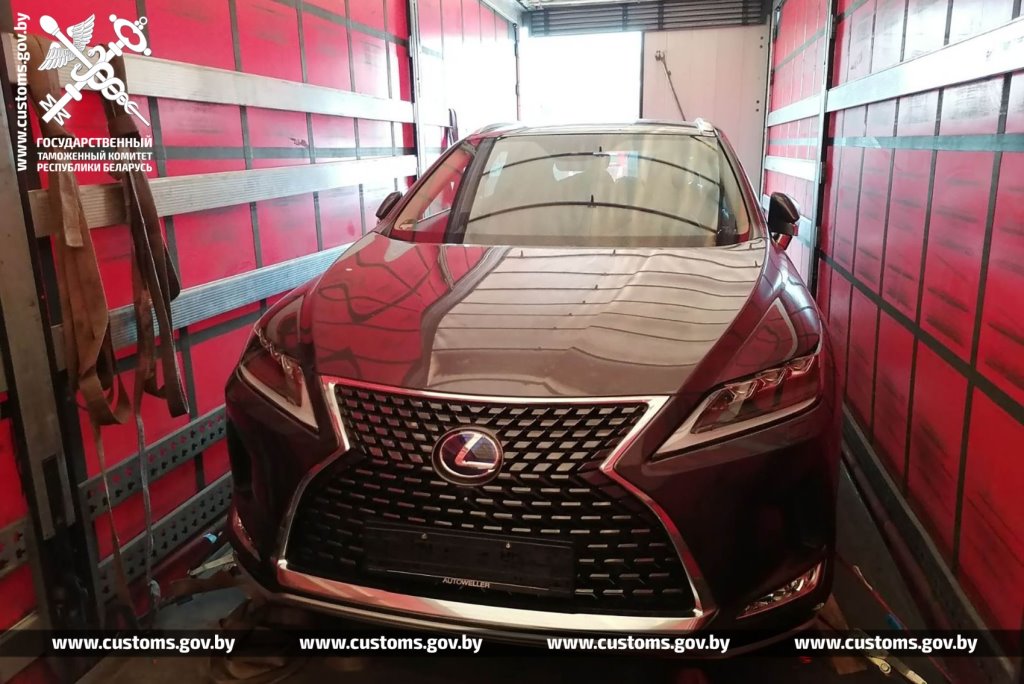 Стоимость этих Lexus и Mercedes в таможенных документах занизили вдвое. Что теперь будет с перевозчиками?