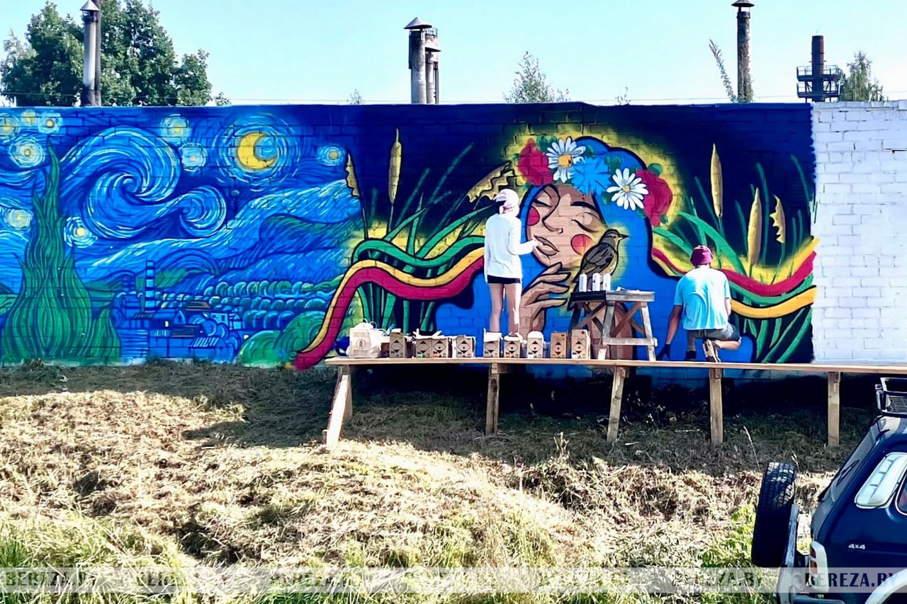 В Белоозерске на стенах гаражей рисуют «Хранительницу вертлявой камышевки»